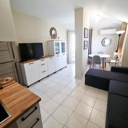 Apartment Sky Apartment: Beachside Retreat Near Old Town *