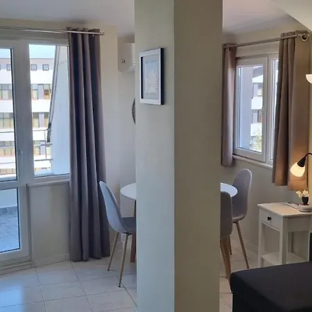 Sky Apartment: Beachside Retreat Near Old Town *