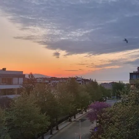 Sky Apartment: Beachside Retreat Near Old Town