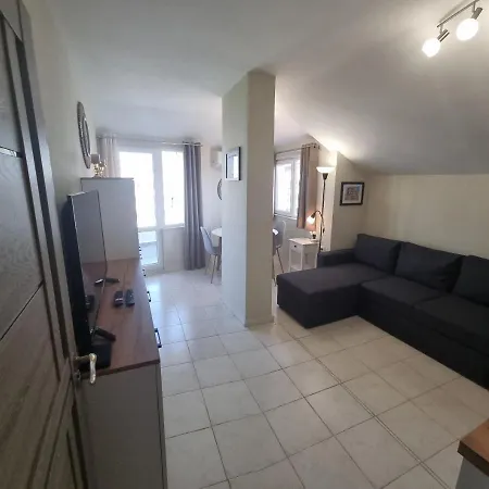 Sky Apartment: Beachside Retreat Near Old Town Apartment